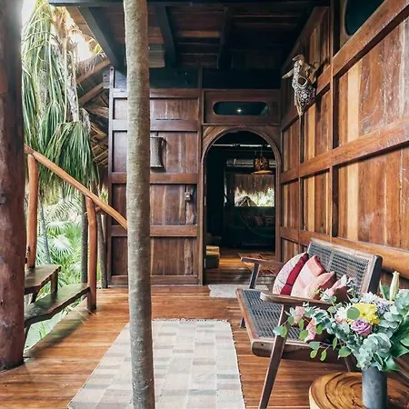 Stunning Jungle Treehouse With Lakefront & Beachside