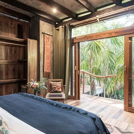 Stunning Jungle Treehouse With Lakefront & Beachside