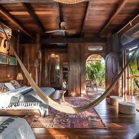 Stunning Jungle Treehouse With Lakefront & Beachside Holiday home *