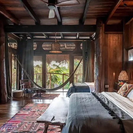 Stunning Jungle Treehouse With Lakefront & Beachside Holiday home *