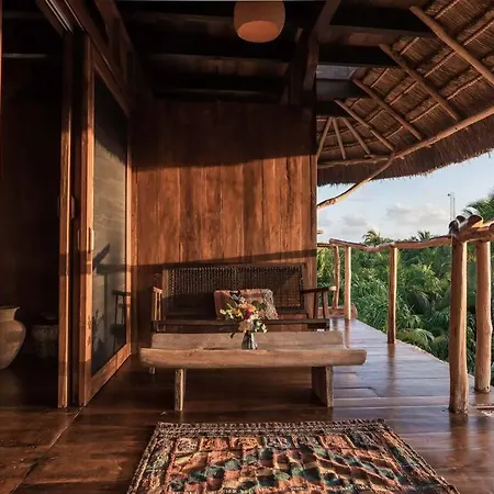Stunning Jungle Treehouse With Lakefront & Beachside Holiday home