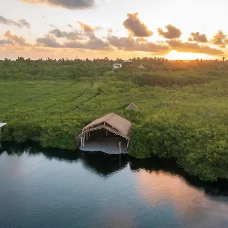 Stunning Jungle Treehouse With Lakefront & Beachside Holiday home *