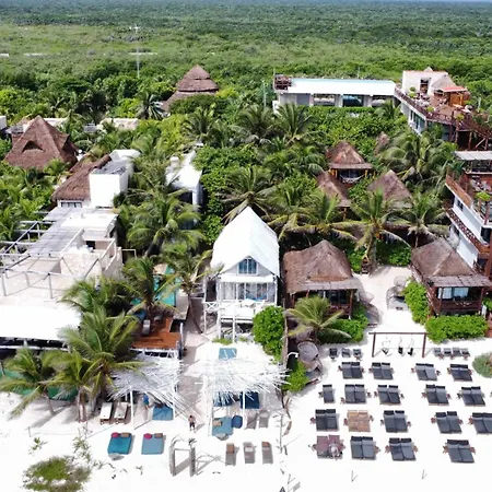 Lamar Front And Pool Tulum