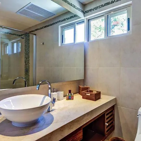 Spacious Penthouse With Private Rooftop In Gated Community *