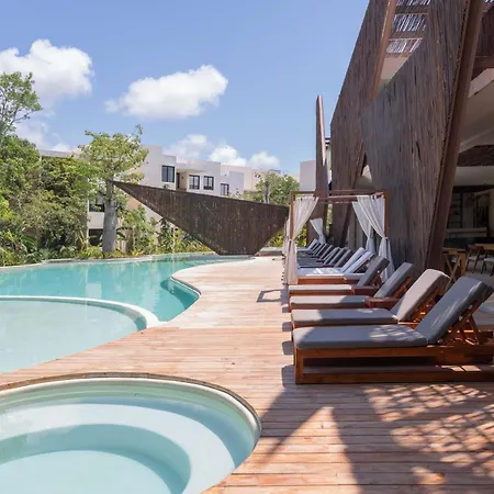 Penthouse Oasis: Rooftop Pool & Luxury