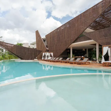 Apartment Penthouse Oasis: Rooftop Pool & Luxury *