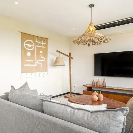 Apartment Penthouse Oasis: Rooftop Pool & Luxury *