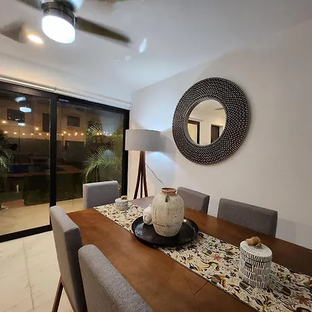 Casa Tres Recamaras: Jungle Views, Shared Pool & Prime Location Holiday home Tulum