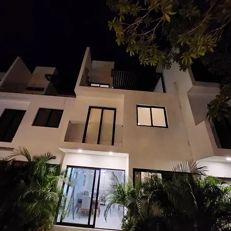 Casa Tres Recamaras: Jungle Views, Shared Pool & Prime Location *