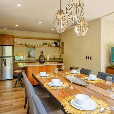 Luxurious Oasis Jacuzzi With Art Gallery And Pool *