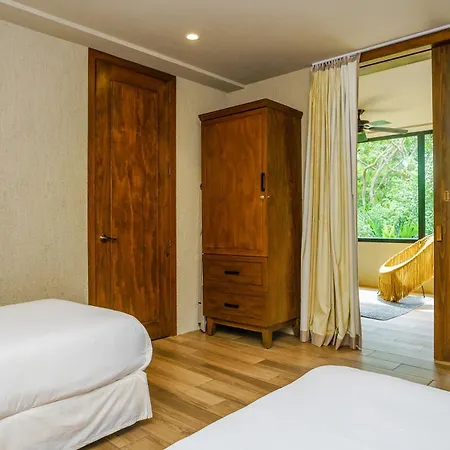 Luxurious Oasis Jacuzzi With Art Gallery And Pool