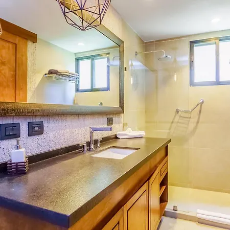 Luxurious Oasis Jacuzzi With Art Gallery And Pool *