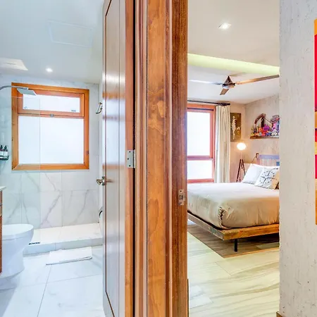 Luxurious Oasis Jacuzzi With Art Gallery And Pool Apartment