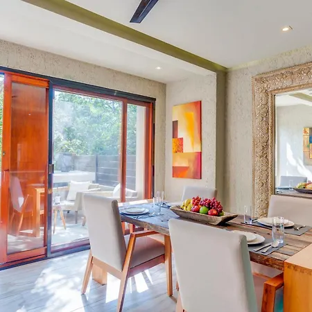 Luxurious Oasis Jacuzzi With Art Gallery And Pool Apartment