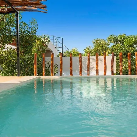 3 Level 4 Bedroom W/private Pool Apartment