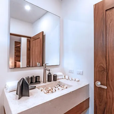 Villa Maya / Casa Flores