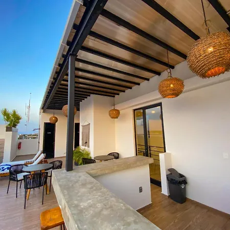 Large Studio Downtown With Pool. Enjoy The Local Vibe
