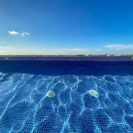 Large Studio Downtown With Pool. Enjoy The Local Vibe