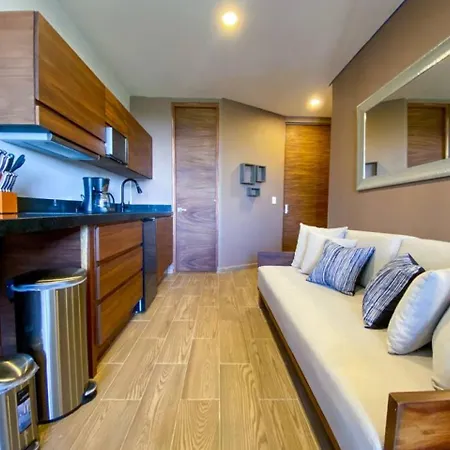 Large Studio Downtown With Pool. Enjoy The Local Vibe