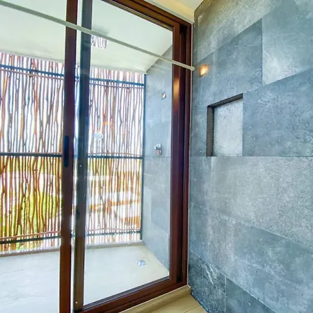 Apartment Large Jungle Studio With Premium Amenities *