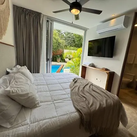 Luxury Poolside Haven Apartment *