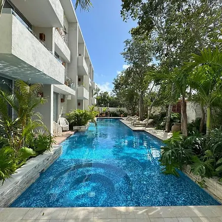 Apartment Luxury Poolside Haven *