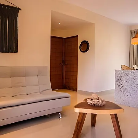 Elegant 2 Bdrm Apt W Gym & Pool