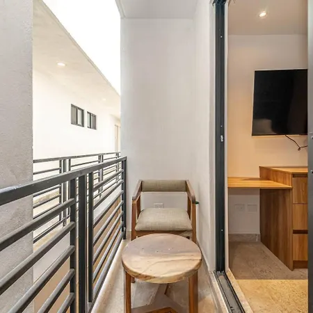 King With Private Balcony, Gym And Rooftop Pool *