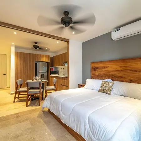 King With Private Balcony, Gym And Rooftop Pool Holiday home
