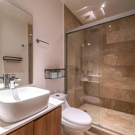 King With Private Balcony, Rooftop Pool, Gym Holiday home *