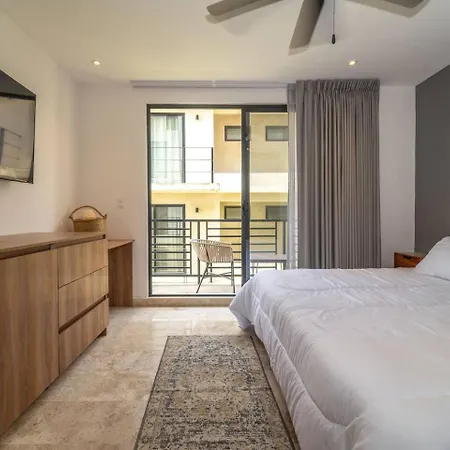 King With Balcony, Gym And Rooftop Pool *