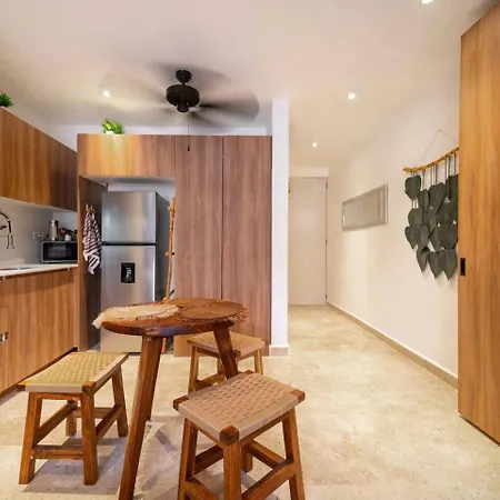 King With Private Balcony, Gym And Rooftop Pool *