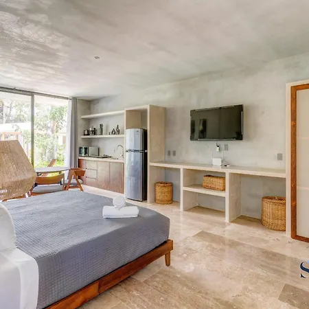 Chic Suite, Private Plunge Pool, Pool, Gym Onsite