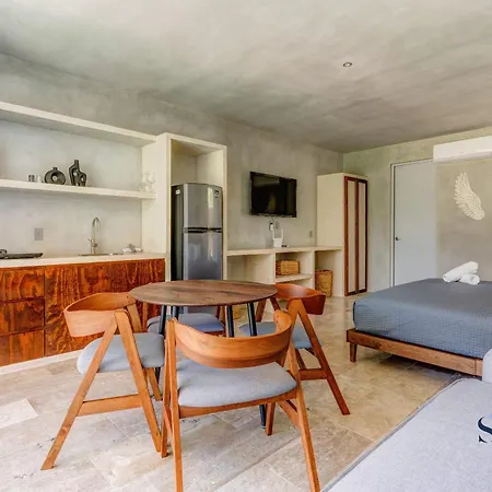 Chic Suite, Private Plunge Pool, Pool, Gym Onsite Holiday home