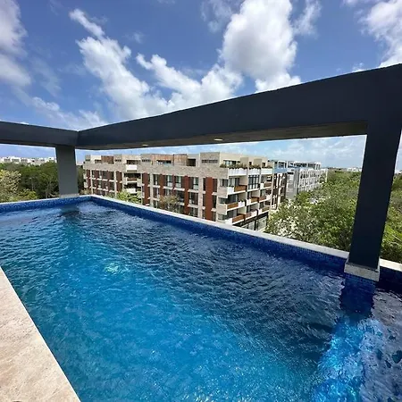 Cozy With Balcony And Rooftop Pool In