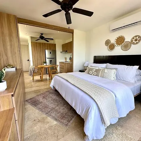 Cozy With Balcony And Rooftop Pool In Apartment *