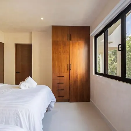 Apartment Brand New Lux 4 Bed 2 Pools!