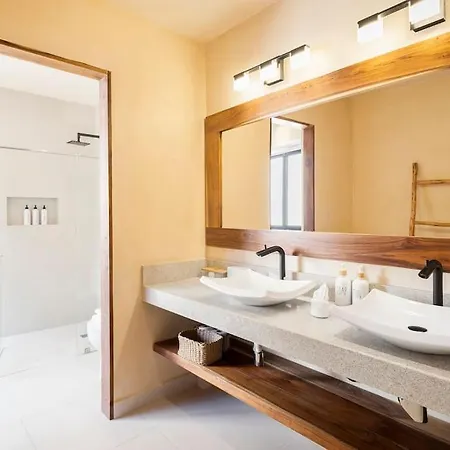 Brand New Lux 4 Bed 2 Pools!