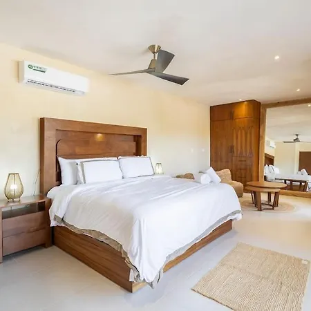Brand New Lux 4 Bed 2 Pools! Apartment *