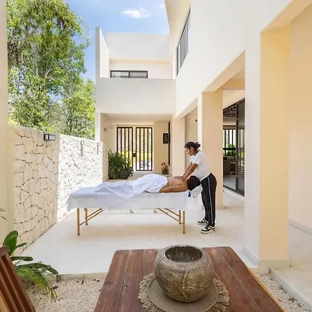 Brand New Lux 4 Bed 2 Pools!