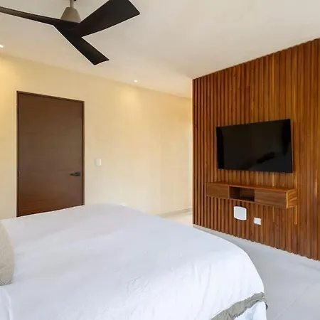 Brand New Lux 4 Bed 2 Pools! *