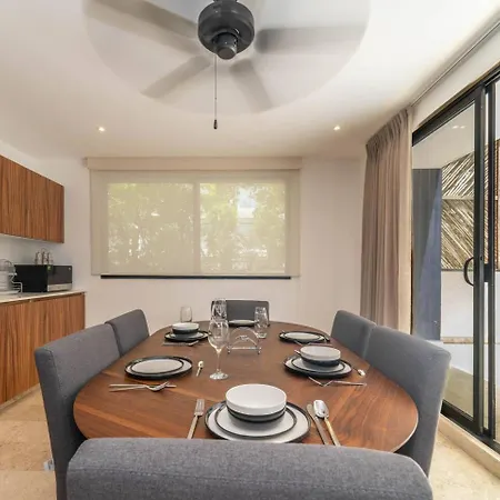 2 Bd With Swim Up Pool, Gym Holiday home *