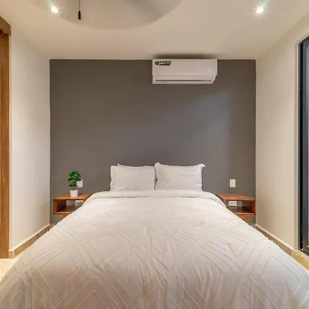 King With Balcony, Gym, Rooftop Pool At Lik Zama Holiday home