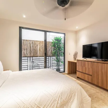 King With Balcony, Gym, Rooftop Pool At Lik Zama Holiday home *