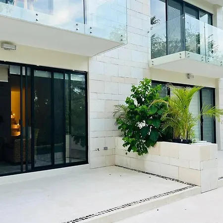 Spacious And Comfortable W Pool And Golf Apartment