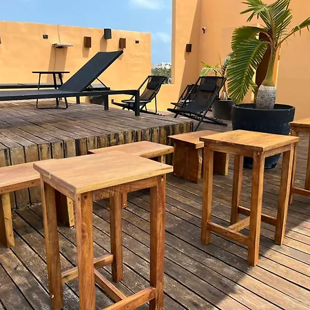 Cute And Cozy With Rooftop Pool Apartment