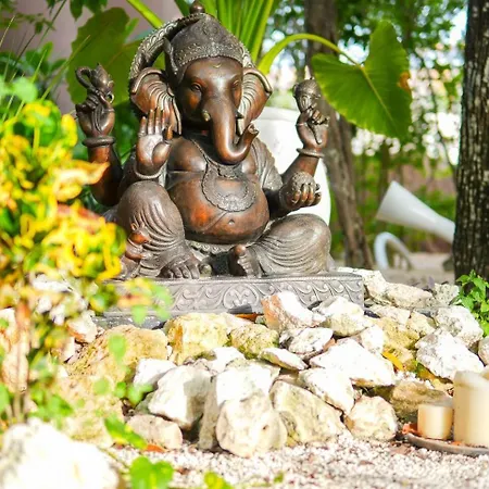 Beautiful Unit W Amazing Pool Views Gym Yoga *