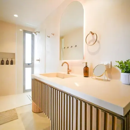 Apartment Beautiful Unit W Amazing Pool Views Gym Yoga *