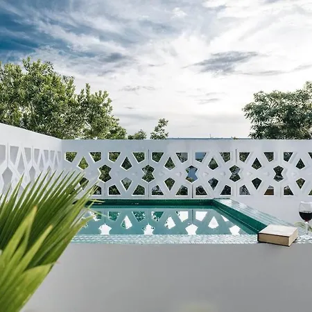 Villa 8br Two-villa Compound With Four Pools *