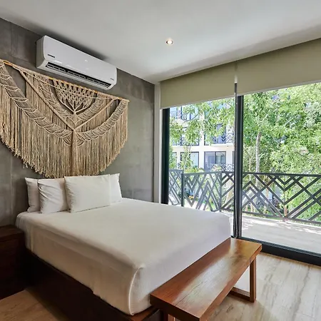 Escape - Stylish Pool, Gym & Parking Apartment